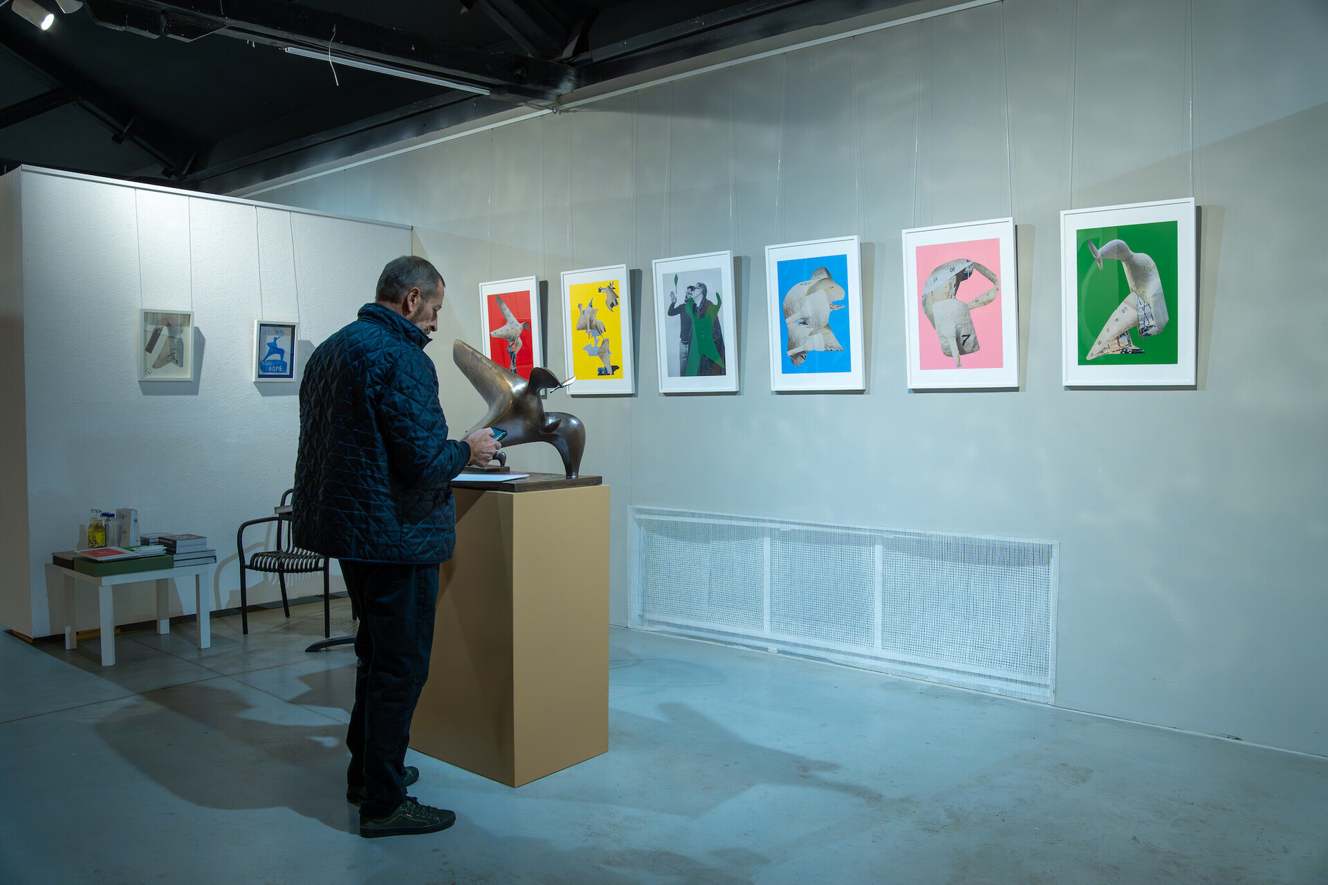 Стенд з кольоровими принтами та скульптурою